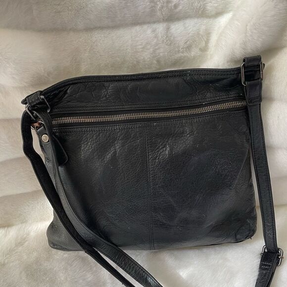 Margot black leather shoulder/Crossbody bag with rustic hardwares  . - Picture 4 of 10